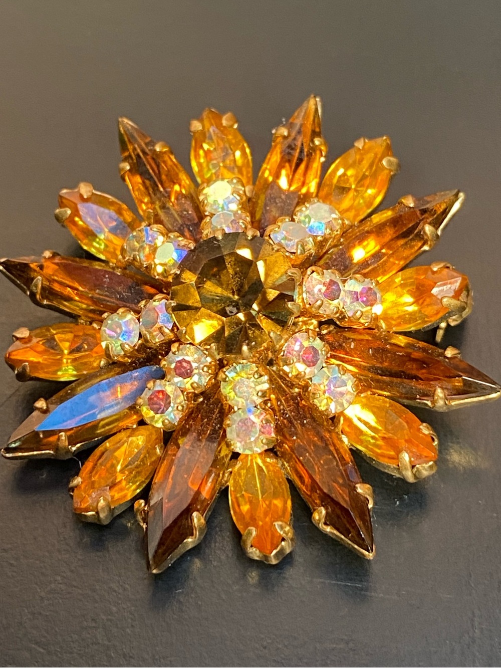 🍇 Mid Century Amber Brown Rhinestones Aurora Borealis Brooch